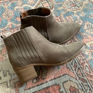 Universal Thread Booties - 8